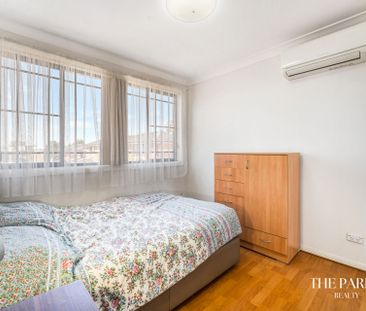 Beautiful Two Bedroom Town House - Photo 2