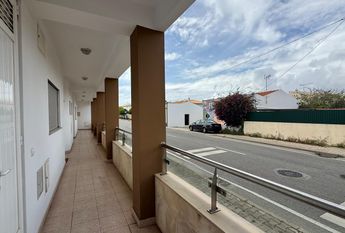 Apartamento T2 bem localizado em condomínio com piscina e garagem privada.