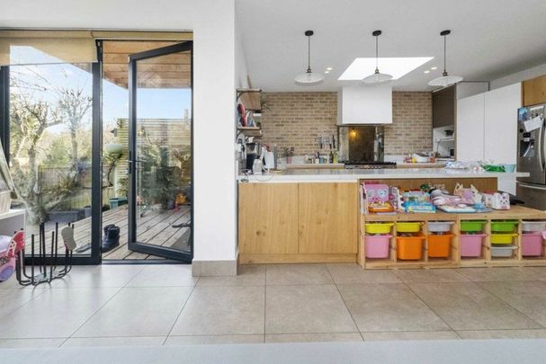 Chanctonbury Way, North Finchley, N12 - Photo 1