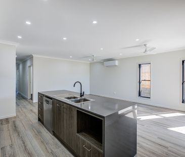 Large Modern Family Home! - Photo 4