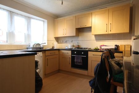 1 bedroom in a house share to rent - Photo 3