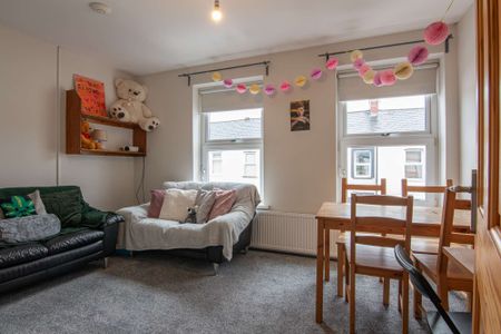 Great location for all universities! - Photo 2