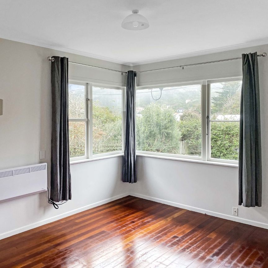RENOVATED 3-BEDROOM KARORI HOME! - Photo 1