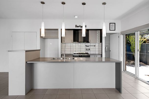 MODERN COTTAGE CHARM - LAKESIDE ESTATE! - Photo 1