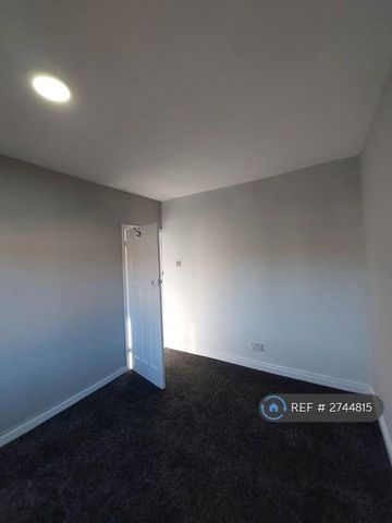 4 bedroom semi-detached house to rent - Photo 3