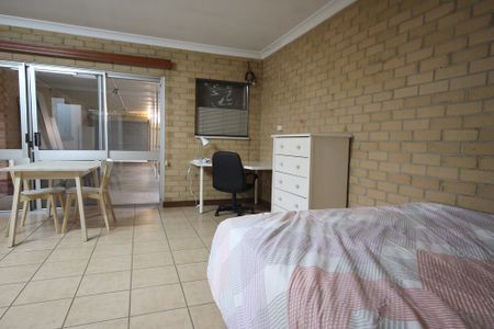 6-bedroom shared house / townhouse, Clairville Road - Photo 3