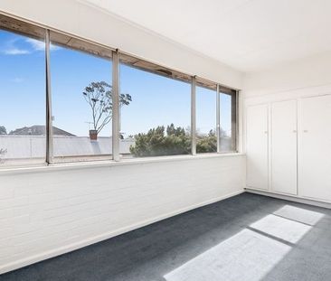 SIX MONTH LEASE AVAILABLE! TWO BEDROOM TOWNHOUSE WITH COURTYARD NEA... - Photo 5