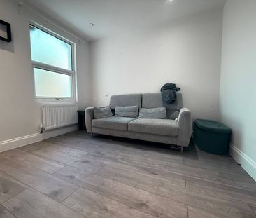 Two bedroom First Floor Flat off ilford Lane- Families Only - Photo 3