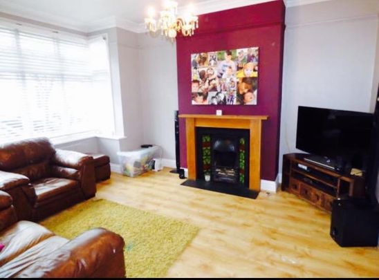 3 Bed Terraced House, Addiscombe Court Road, CR0 - Photo 1