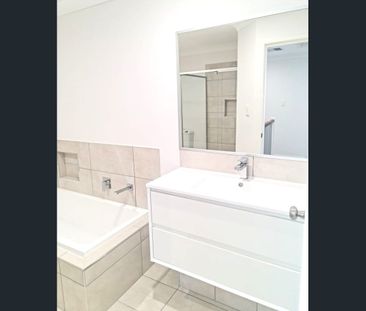 3 BEDROOM 2 BATHROOM TOWNHOUSE WITH DUCTED AIR - Photo 1