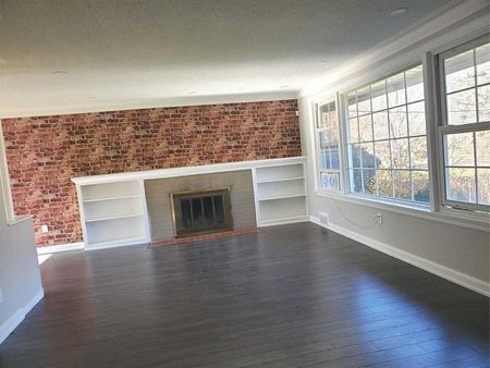 For Lease - 90 Centre Street, Richmond Hill, Ontario - Photo 2