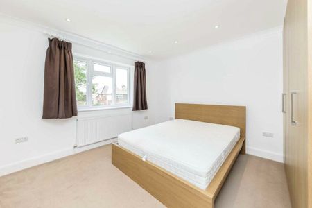 East Close, Ealing, W5 - Photo 5