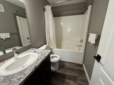Beautiful 4 Bed 3.5 Bath Full House in Timberlands - Photo 4
