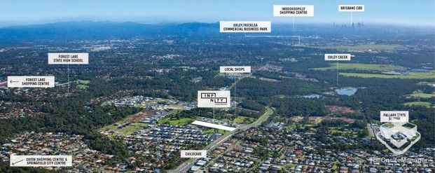 Beautiful 4 Bedroom Townhouse - Photo 1