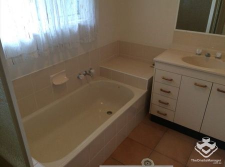 Warm & Low-Maintenance Family Home â 3 Bed | 1 Bath | A/C | Fully Fenced Yard | Garage - Photo 3