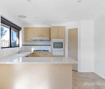 “Charming Home on Spacious 590sqm Allotment in Prime Location!” - Photo 1