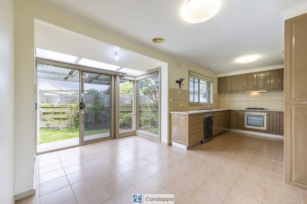 COSY 3 BEDROOM HOME IN GREAT LOCATION!!! - Photo 1