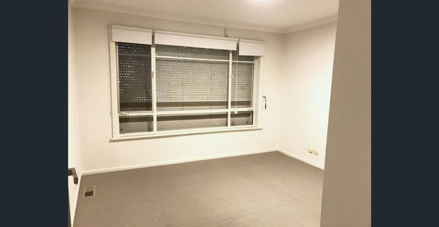 Renovated 4 bedroom family home plus Bungalow/Studio Sunshine West, Vic - Photo 1