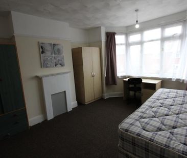 4 bedroom end of terrace house to rent - Photo 4