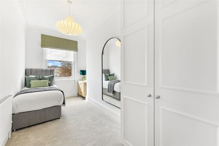 This bright and spacious apartment is situated on the top floor of this elegant Edwardian block with a lift and porter located within walking distance of Hyde Park and transport links. - Photo 5