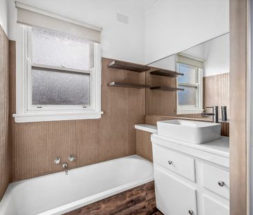 Light-filled family home in convenient Bell Park - Photo 4