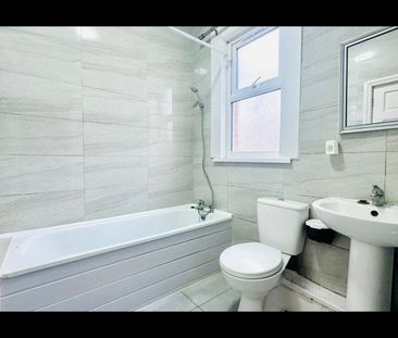 2 Bed Terraced House, Dersingham Avenue, E12 - Photo 4