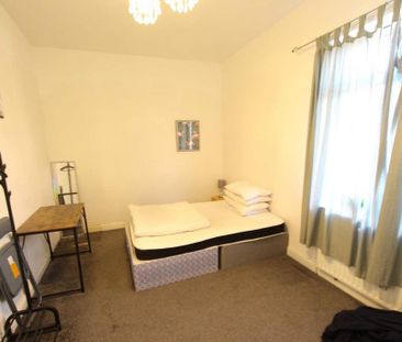 4 bedroom terraced house to rent - Photo 5