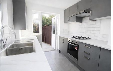 4 bedroom terraced house to rent - Photo 4