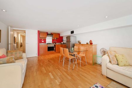 Situated within the sought after Chandlery House development, this well-presented one bedroom apartment offers comfortable living in the heart of E1. - Photo 4