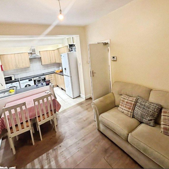 5 bedroom end of terrace house to rent - Photo 1