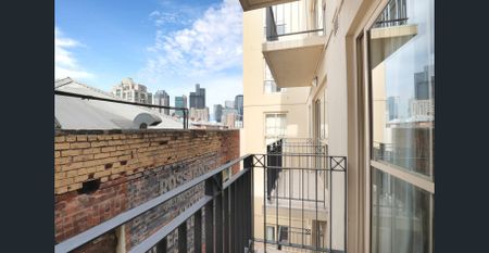 UNI AROUND THE CORNER FROM THIS LITTLE GEM - Photo 5