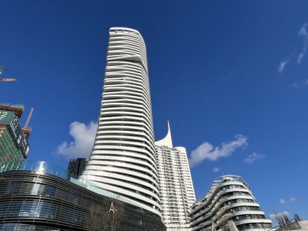 DANUBEFLATS: Erstbezug mit Top-Aublick, großem Balkon, Gym, Sauna, Pool, Lounges, Supermarkt im Haus - Photo 5