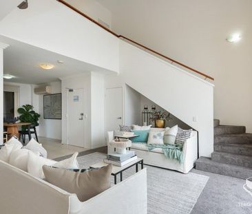 Resort-Style Waterfront Sub-Penthouse in The Reserve, Varsity Lakes - Photo 2