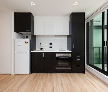 Fully furnished, overlooking treelined street - Photo 1