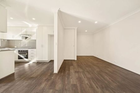 Top floor corner apartment with leafy views - Photo 5