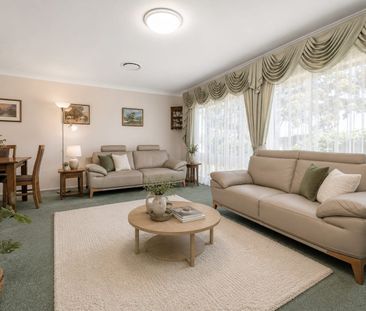 SPACIOUS SINGLE-LEVEL FAMILY HOME WITH POOL - Photo 2