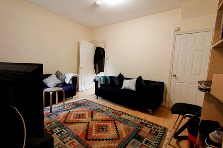 4 Bed Terraced House, Grange Avenue, RG6 - Photo 2
