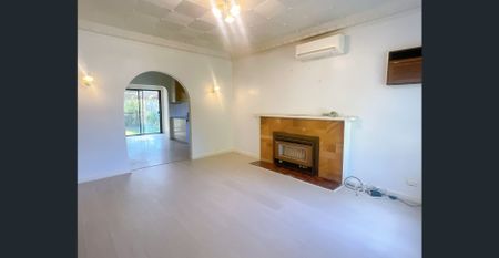 Bright, Spacious 3-Bedroom Family Home with Sunroom and Beautiful Gardens - Photo 4