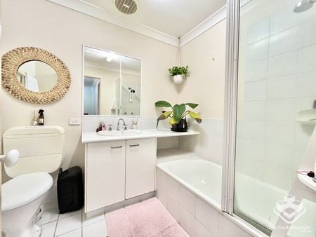 Spacious 3 Bedrooms Townhouse in a great location - Photo 4