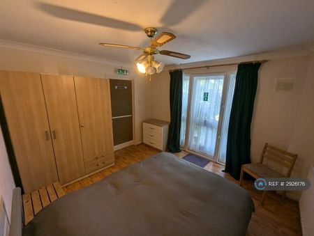 1 bedroom in a house share to rent - Photo 3