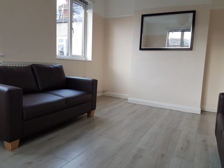 2 Bed Flat, Elms Court, SW19 - Photo 3