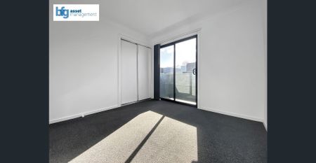 Spacious Three Bedroom Townhouse in Prime Location! - Photo 5