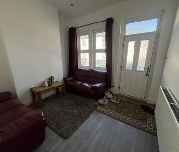 5 bedroom end of terrace house to rent - Photo 2