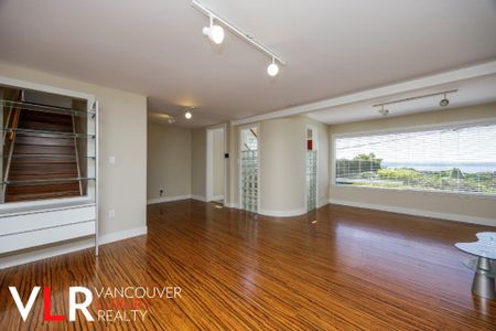 House in West Vancouver, BC - Photo 3