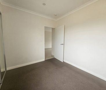 Modern Apartment Featuring a Private Balcony - Photo 4