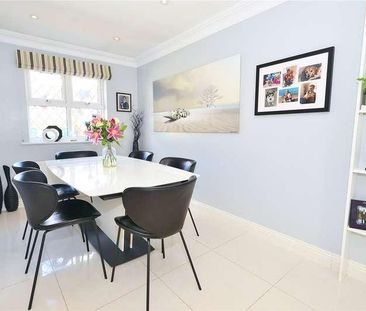 Strathcona Gardens, Knaphill, Woking, Surrey, GU21 - Photo 3