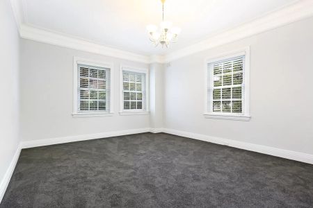 EXQUISITE THREE BEDROOM APARTMENT IN GLAMOROUS ‘STRADBROKE’ BUILDING - Photo 5
