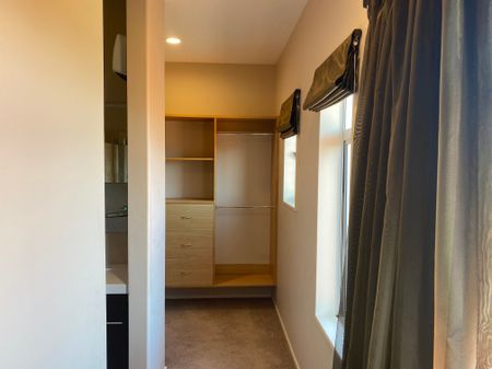 Large Executive Home - Photo 3