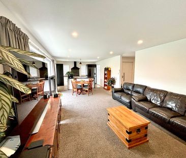 Charming 4 Bedroom Home with spacious backyard! - Photo 6