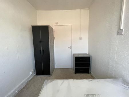 3 bedroom flat to rent - Photo 5